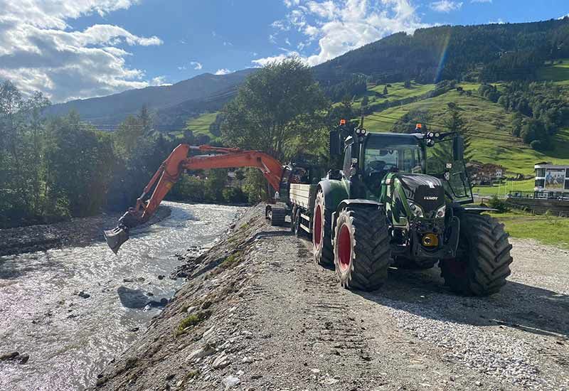 Traktoren und Bagger für Erdbauarbeiten im Zillertal